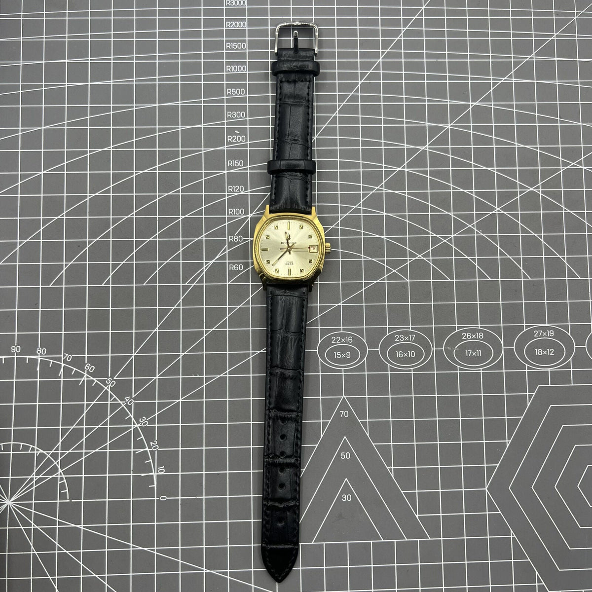 Black Dandong manual mechanical watch with 17 jewels, single calendar, and golden dial for classic elegance.