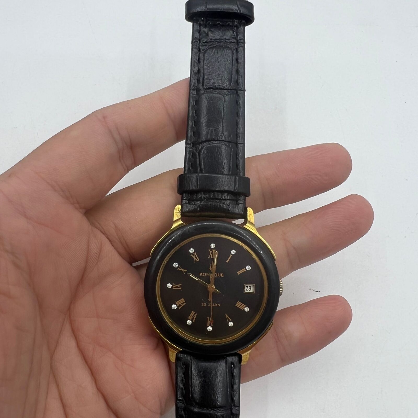 37mm automatic mechanical watch featuring black dial and golden Roman numerals with 33 jewels.