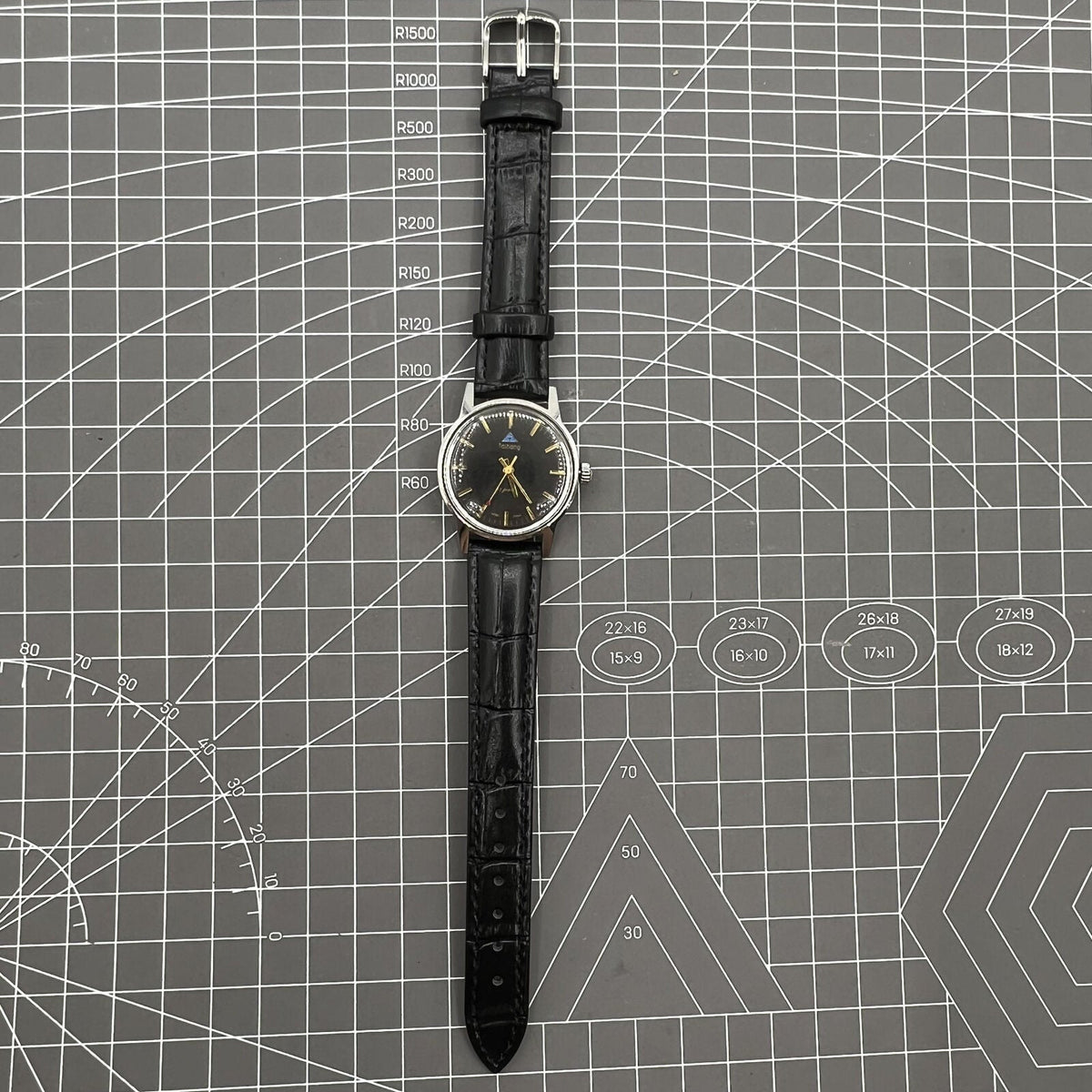 Taihang 32mm manual mechanical watch with black dial, golden nail markers, 17 jewels precision.