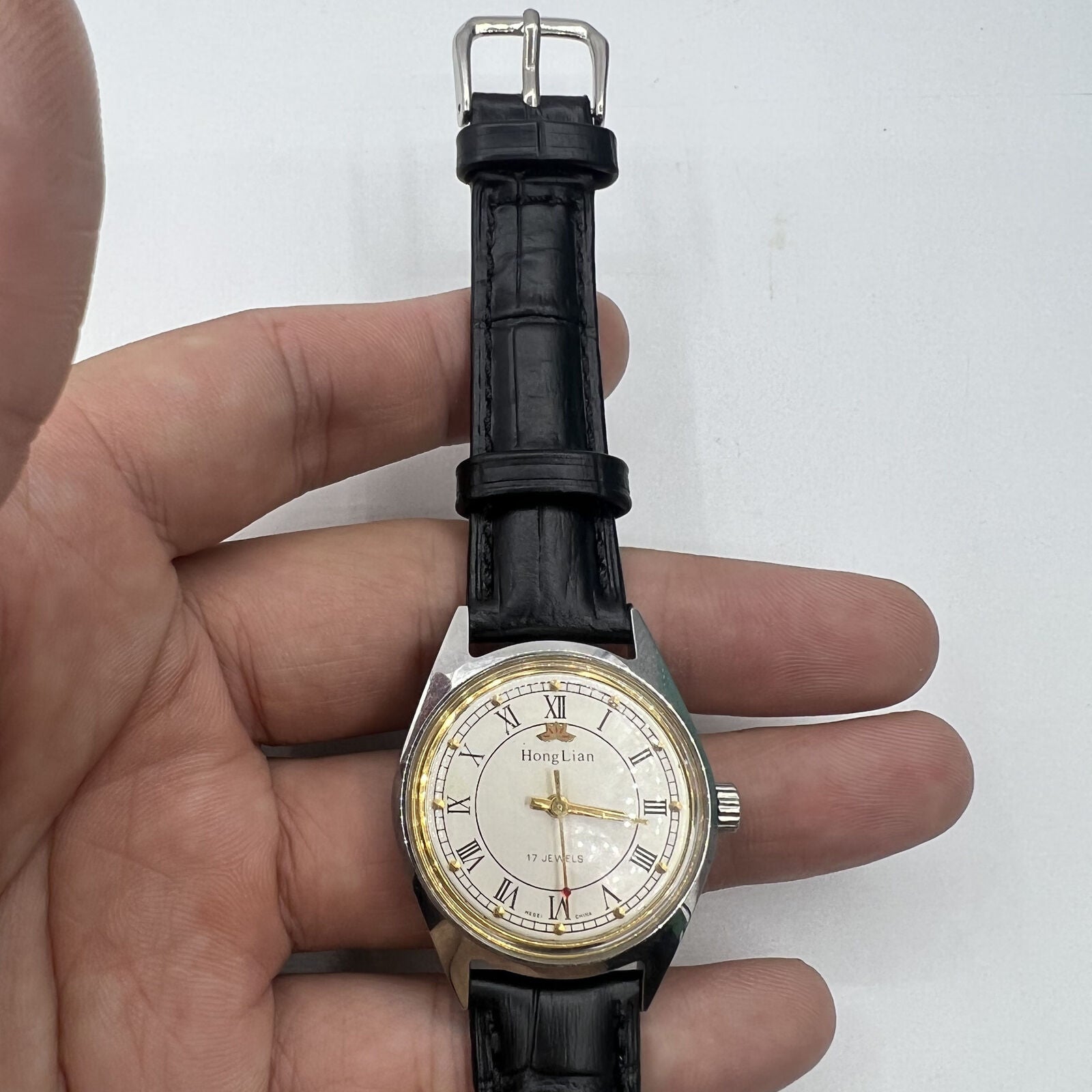 HONGLIAN 32mm manual mechanical watch with 17 jewels, Roman numeral dial, and classic elegant design.