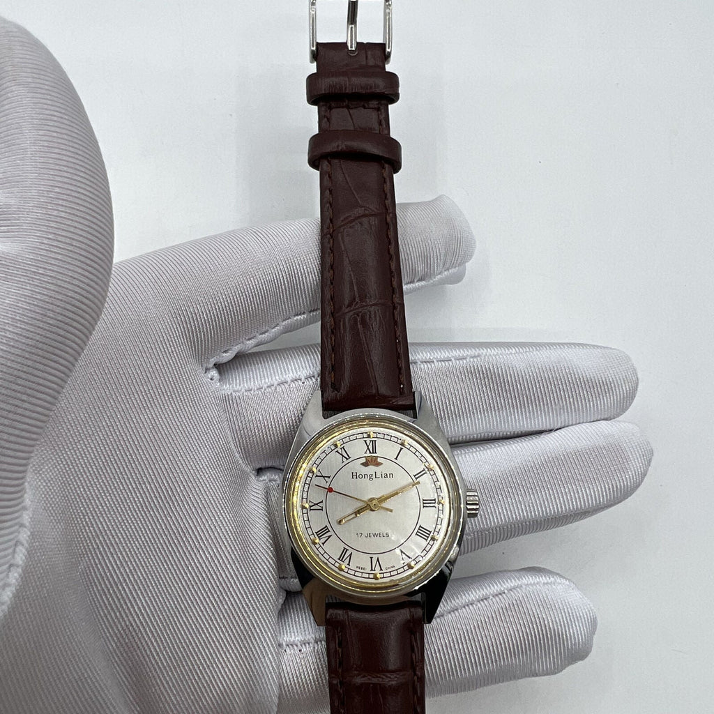 HONGLIAN 32mm manual mechanical watch featuring 17 jewels and Roman numerals in an elegant classic design.