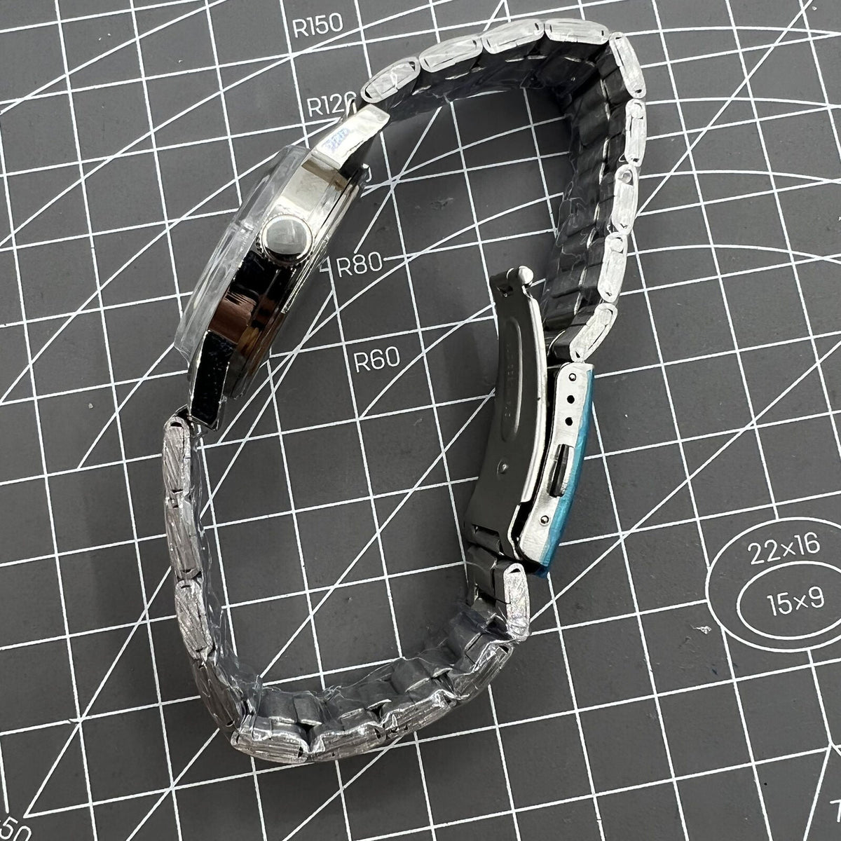 Silver 32mm Shanghai Factory manual mechanical watch with 19 jewels, shock-resistant, classic style.