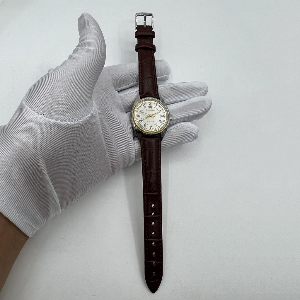 HONGLIAN 32mm manual mechanical watch with 17 jewels and Roman numerals, elegant Chinese craftsmanship.