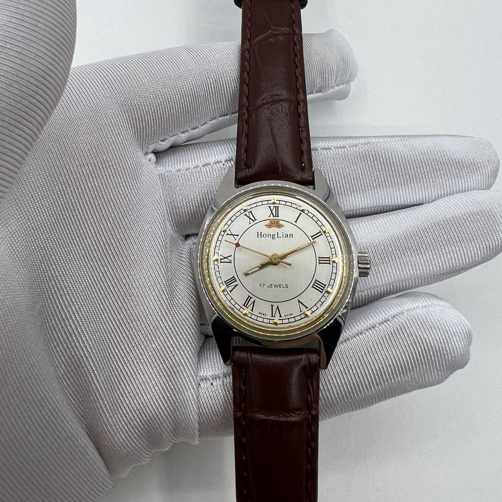 HONGLIAN 32mm manual mechanical watch with 17 jewels, Roman numeral dial, classic vintage style.