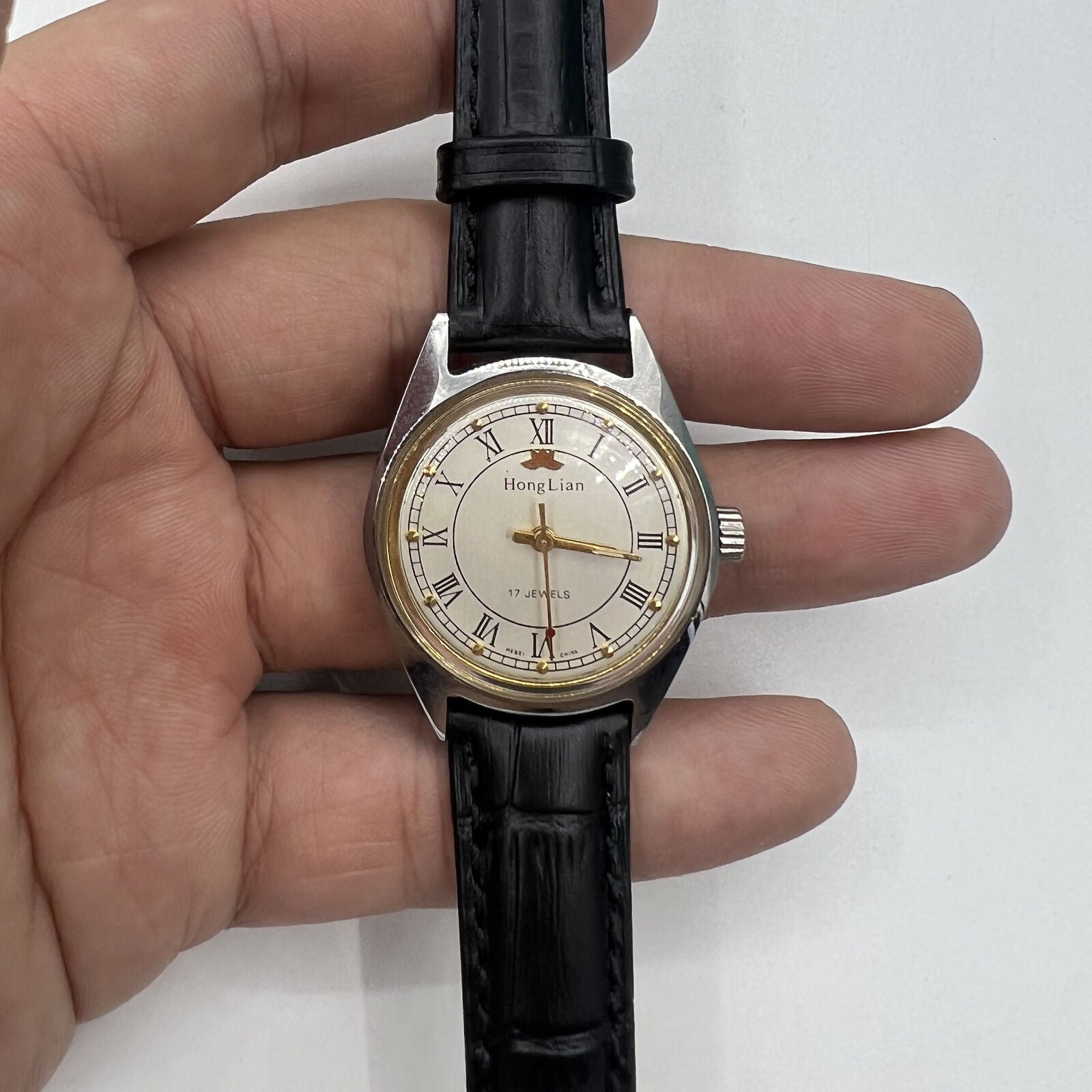 HONGLIAN 32mm manual mechanical watch featuring 17 jewels and Roman numeral dial for a classic, elegant look.