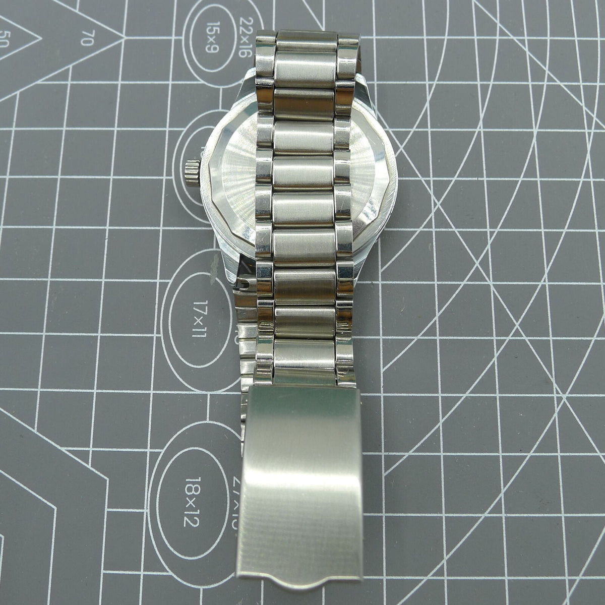 Shanghai Factory 36.5mm manual mechanical watch with 19 jewels, shock-resistant for lasting precision and style.