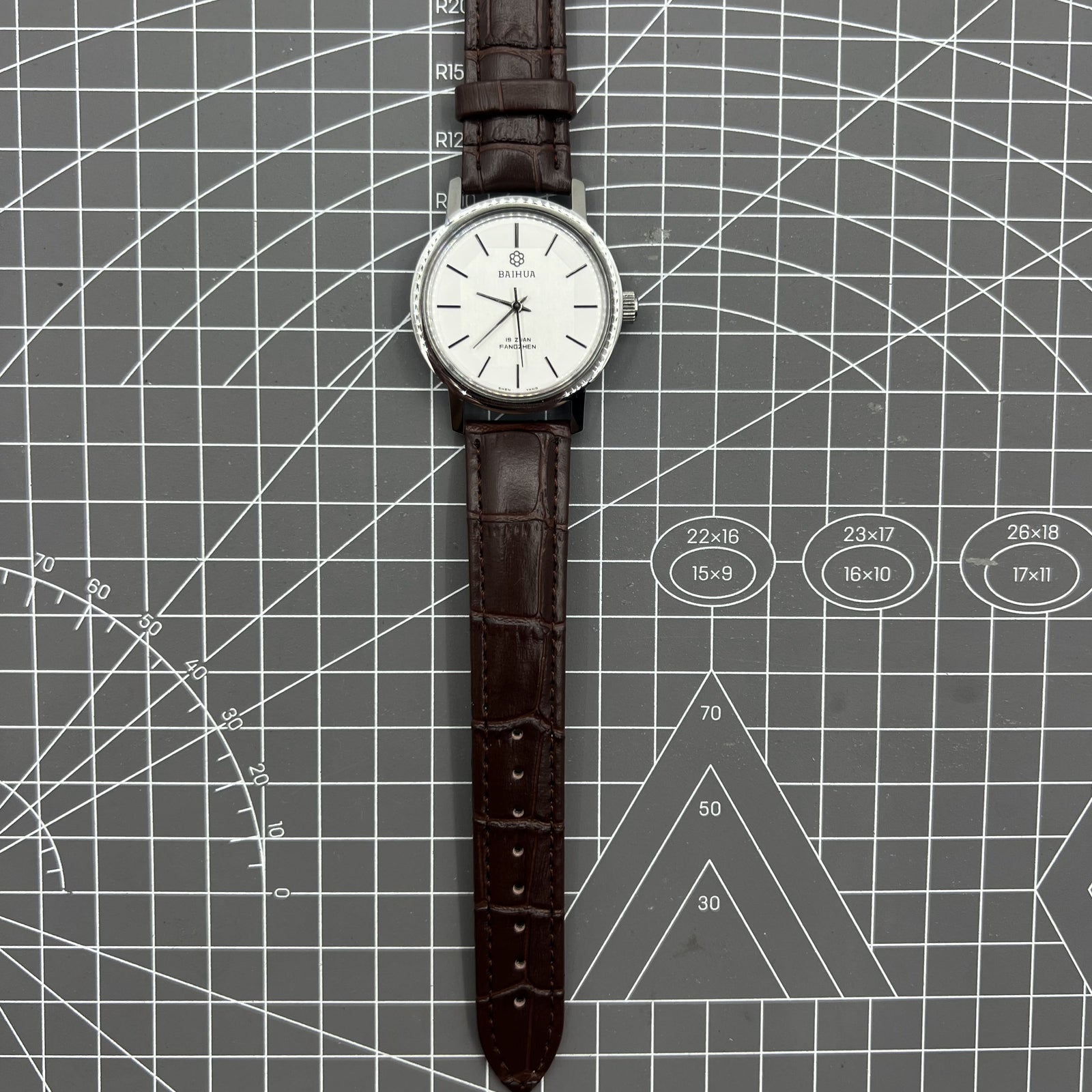 China Baihua 37mm manual mechanical watch with silver dial, 19 jewels, shock-resistant for daily wear.