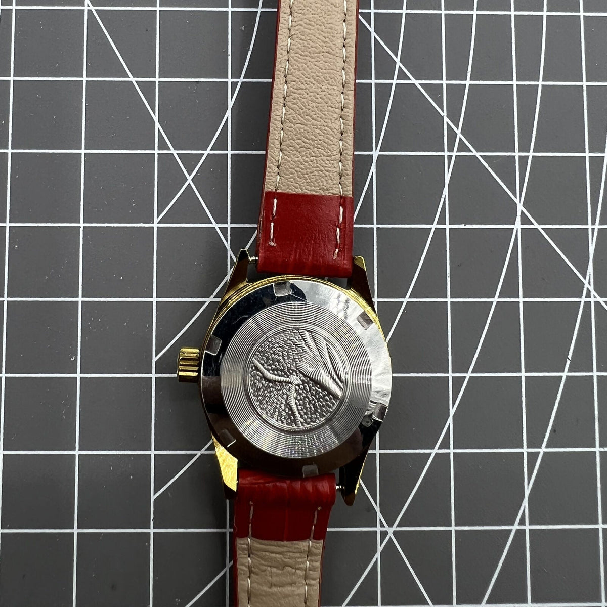 Golden dial Seagull lady watch with 19 jewels, manual mechanical movement, Tianjin-made elegant timepiece.