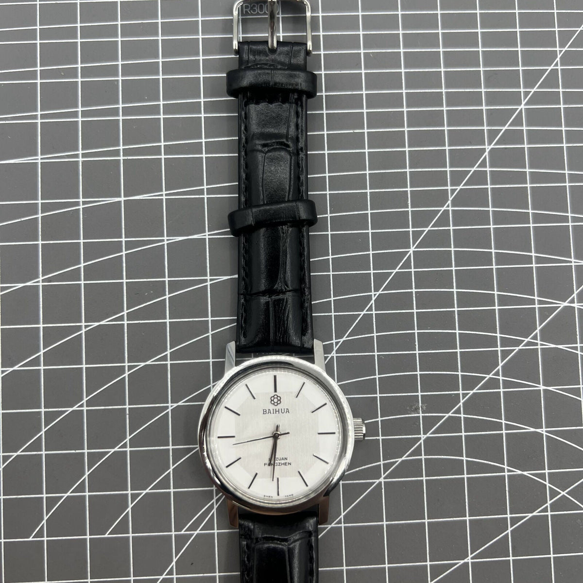 37mm Baihua manual mechanical watch with silver dial, 19 jewels, shock-resistant design for durability.