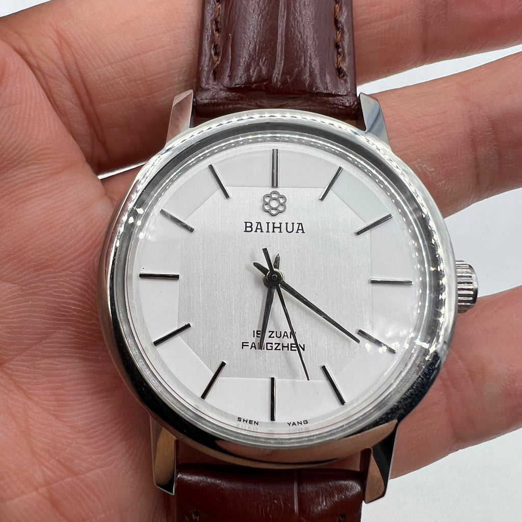 37mm China Baihua manual watch with silver dial, 19 jewels, shock-resistant movement.