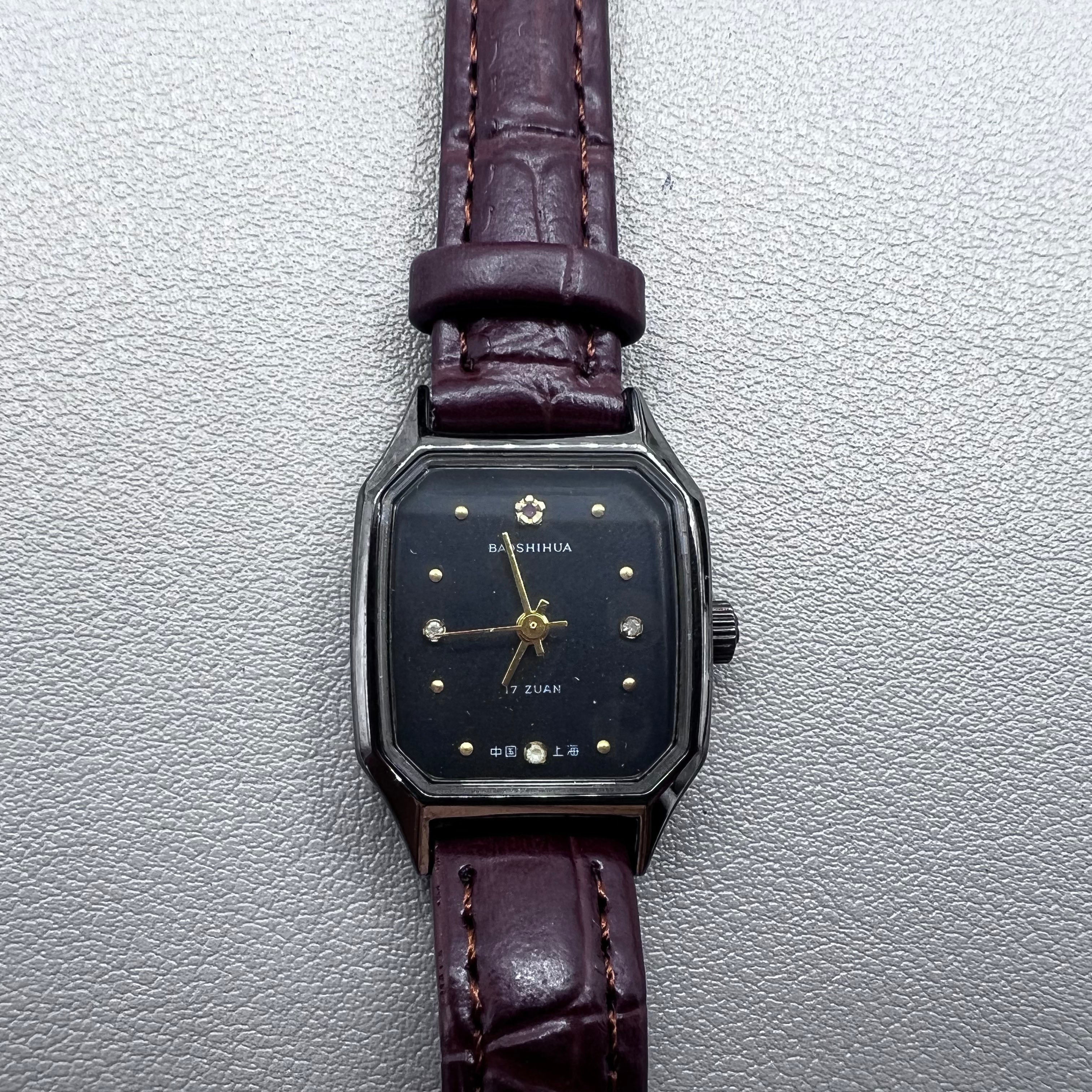 33mm Dandong golden dial manual watch with square case, 17 jewels, elegant mechanical timepiece by Dandong.