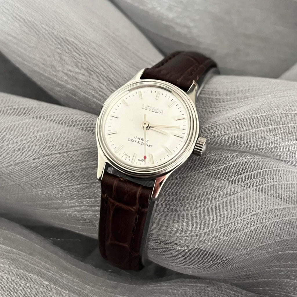 LEISDA Ladies 5520 Manual Wind Mechanical Watch Small Minimalist Vintage