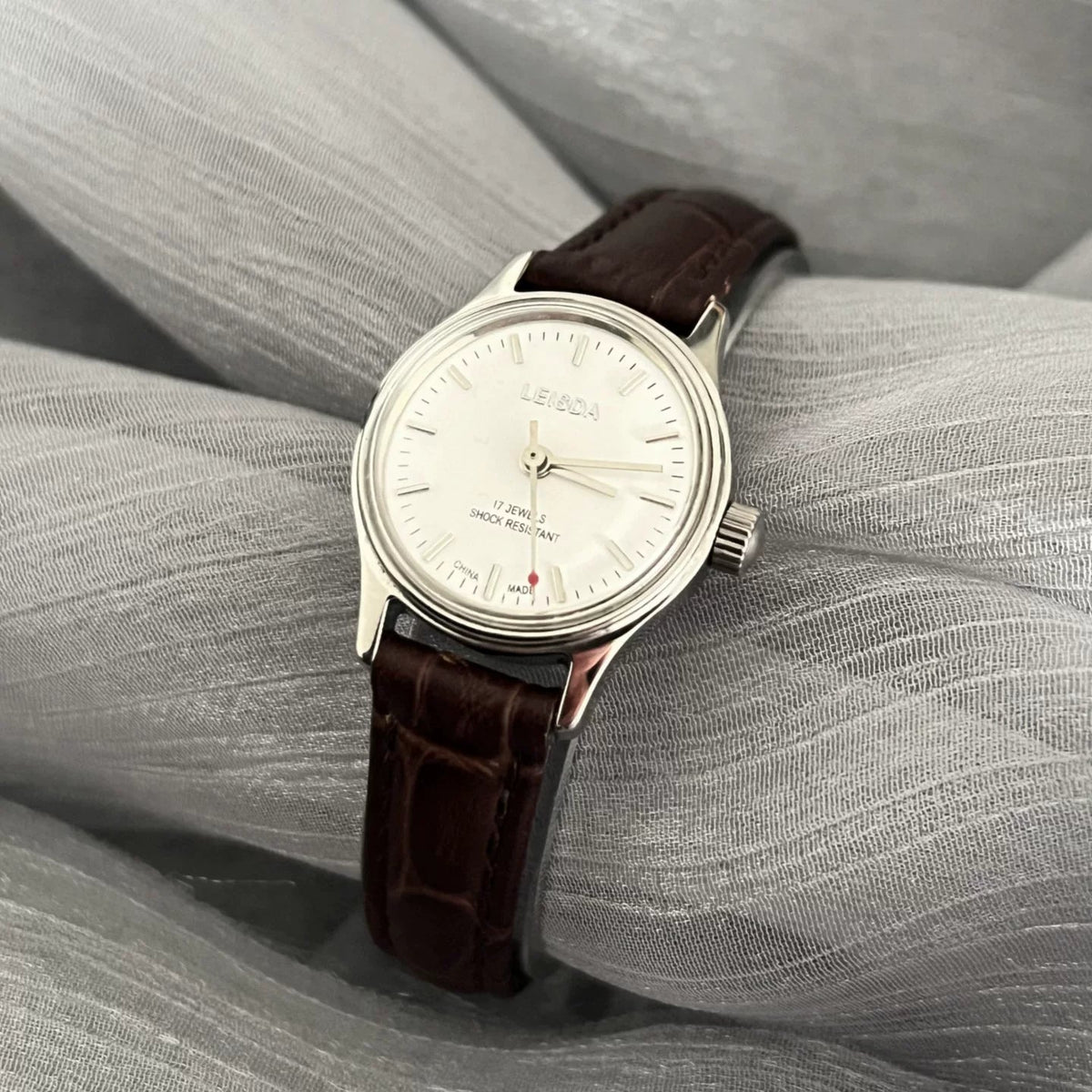 LEISDA Ladies 5520 Manual Wind Mechanical Watch Small Minimalist Vintage