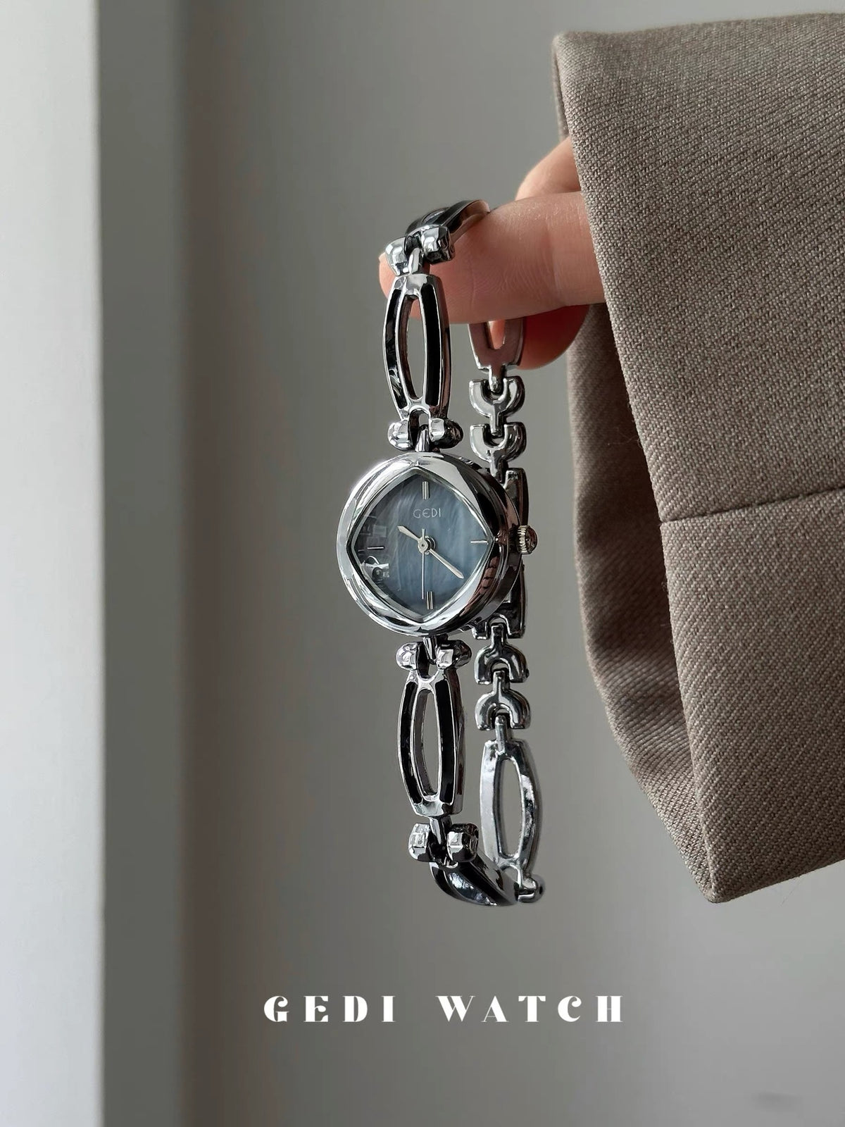 Women's Rhombus Mother-of-Pearl Vintage Bracelet Quartz Watch