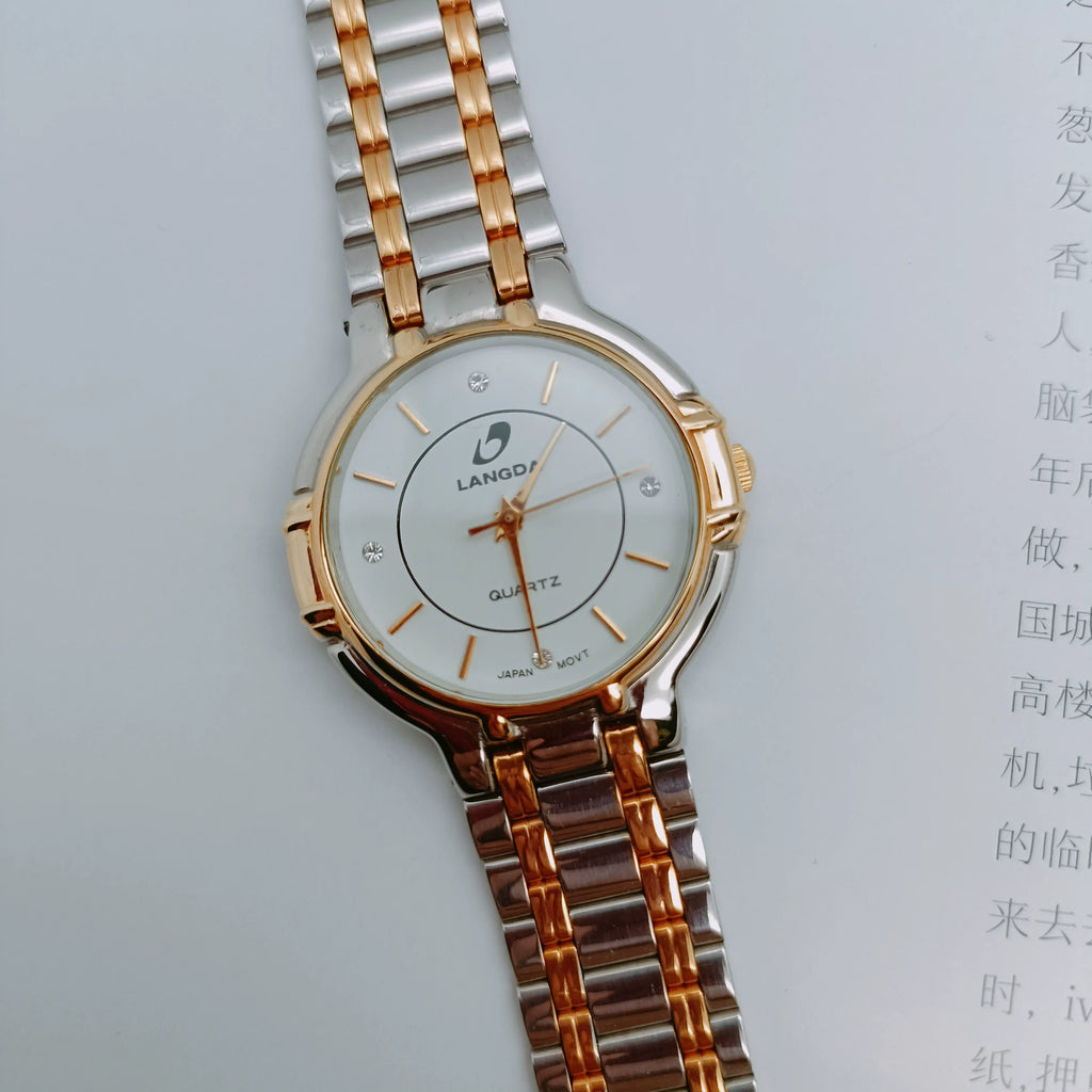 Reloj de cuarzo vintage unisex con brazalete metálico bicolor y movimiento importado NOS