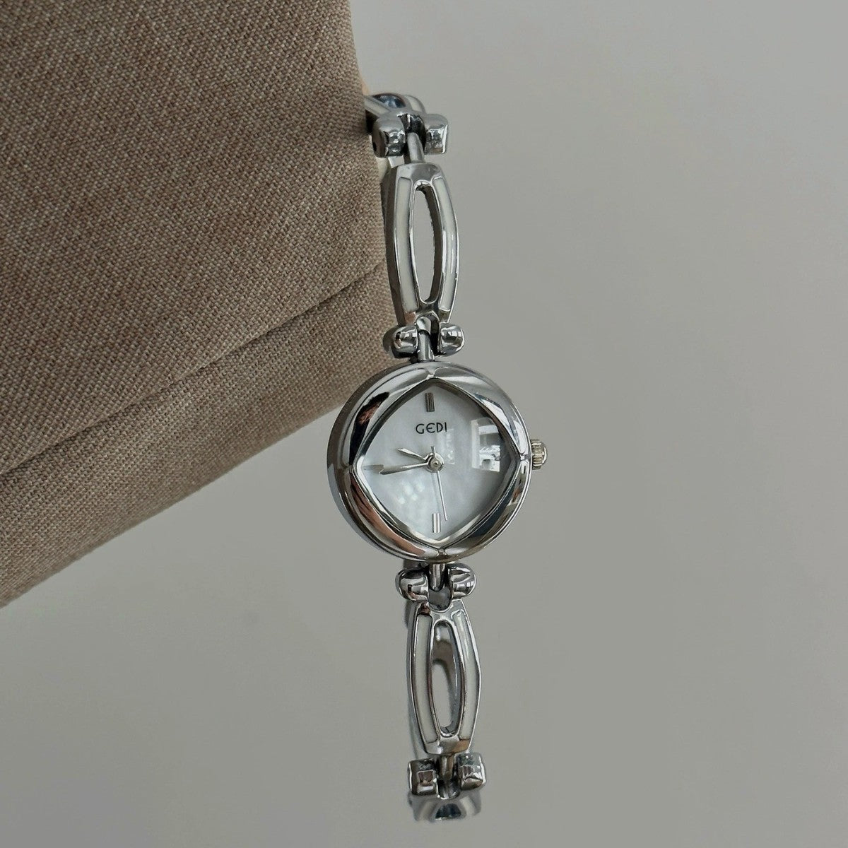 Women's Rhombus Mother-of-Pearl Vintage Bracelet Quartz Watch
