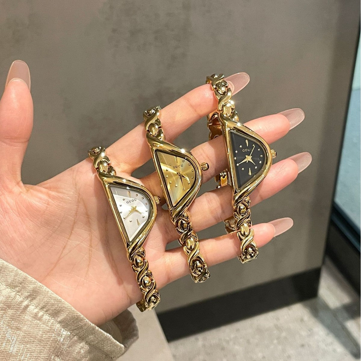 GESMART Women's Retro Black Gold Alien Shape Bracelet Quartz Watch Luxury Style Water Resistant