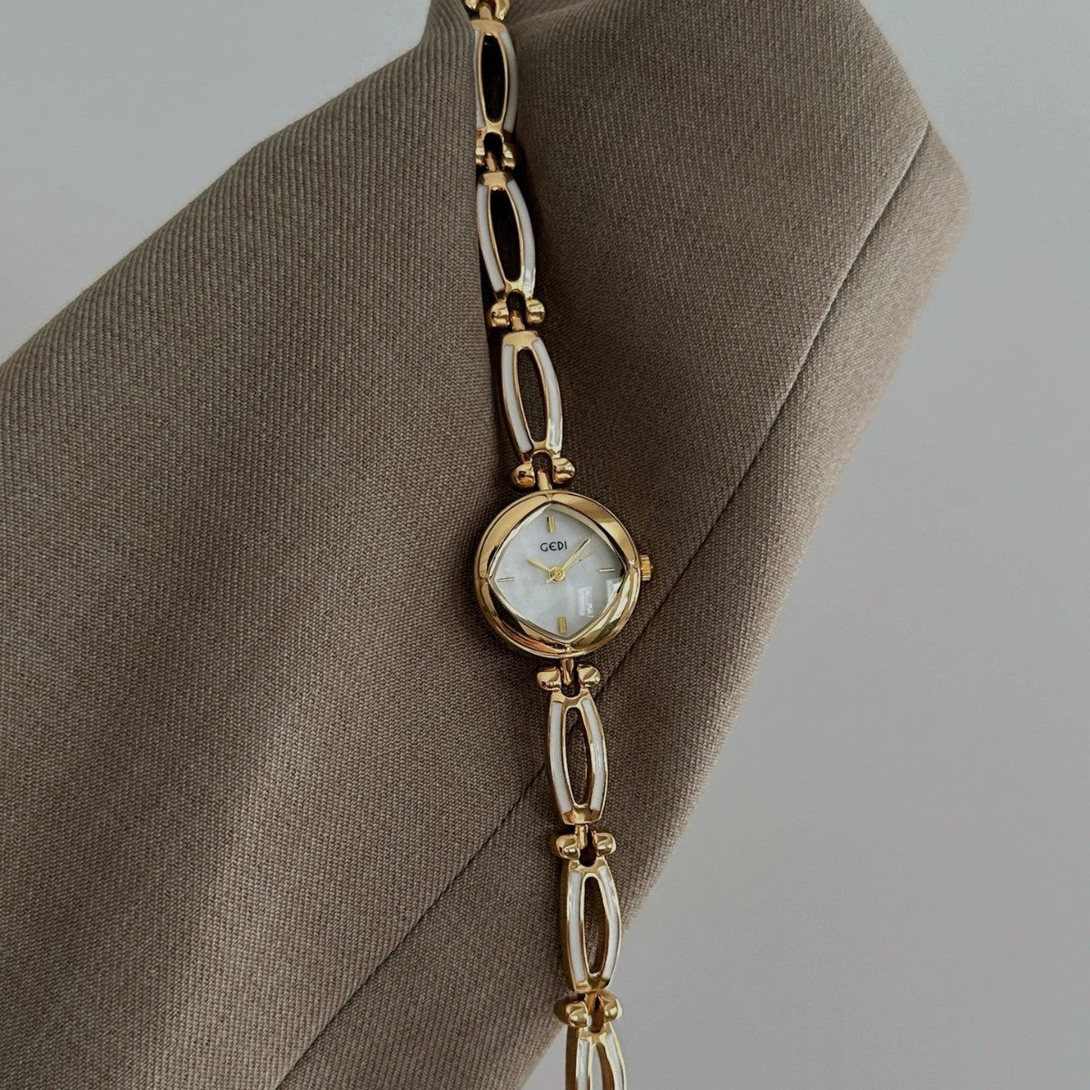 Women's Rhombus Mother-of-Pearl Vintage Bracelet Quartz Watch