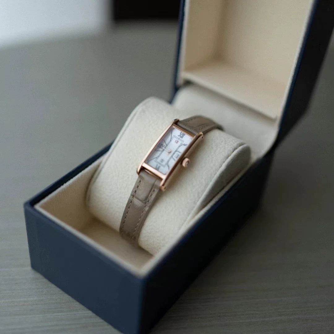 VA Vendome Aoyama Ladies Watch Mother of Pearl Dial Leather Strap Japan Vintage