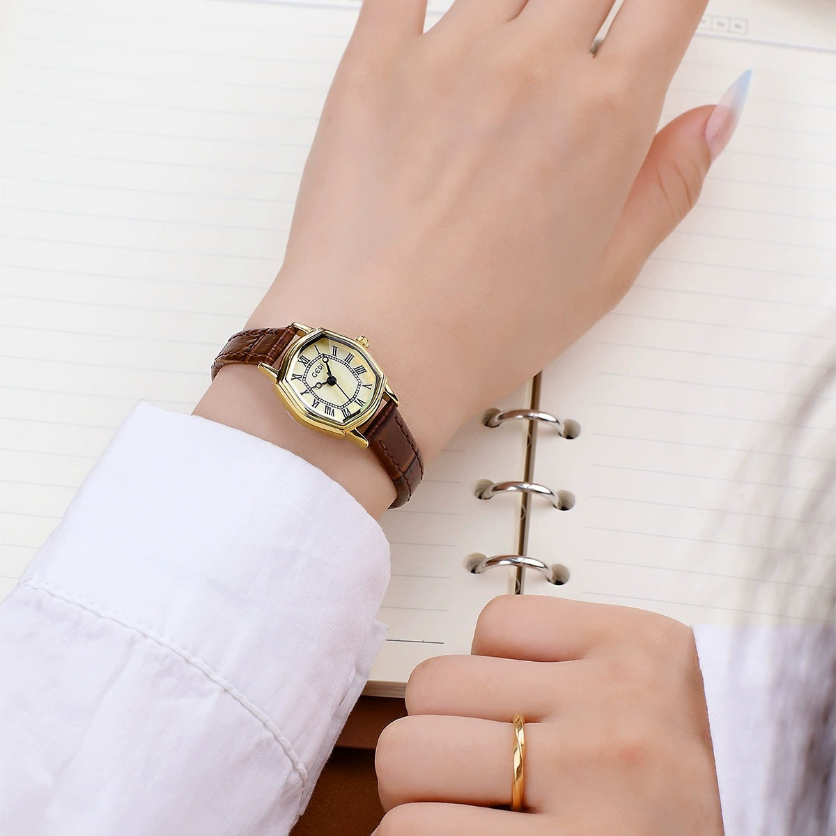 Women's Vintage Tonneau Leather-Strap Quartz Watch