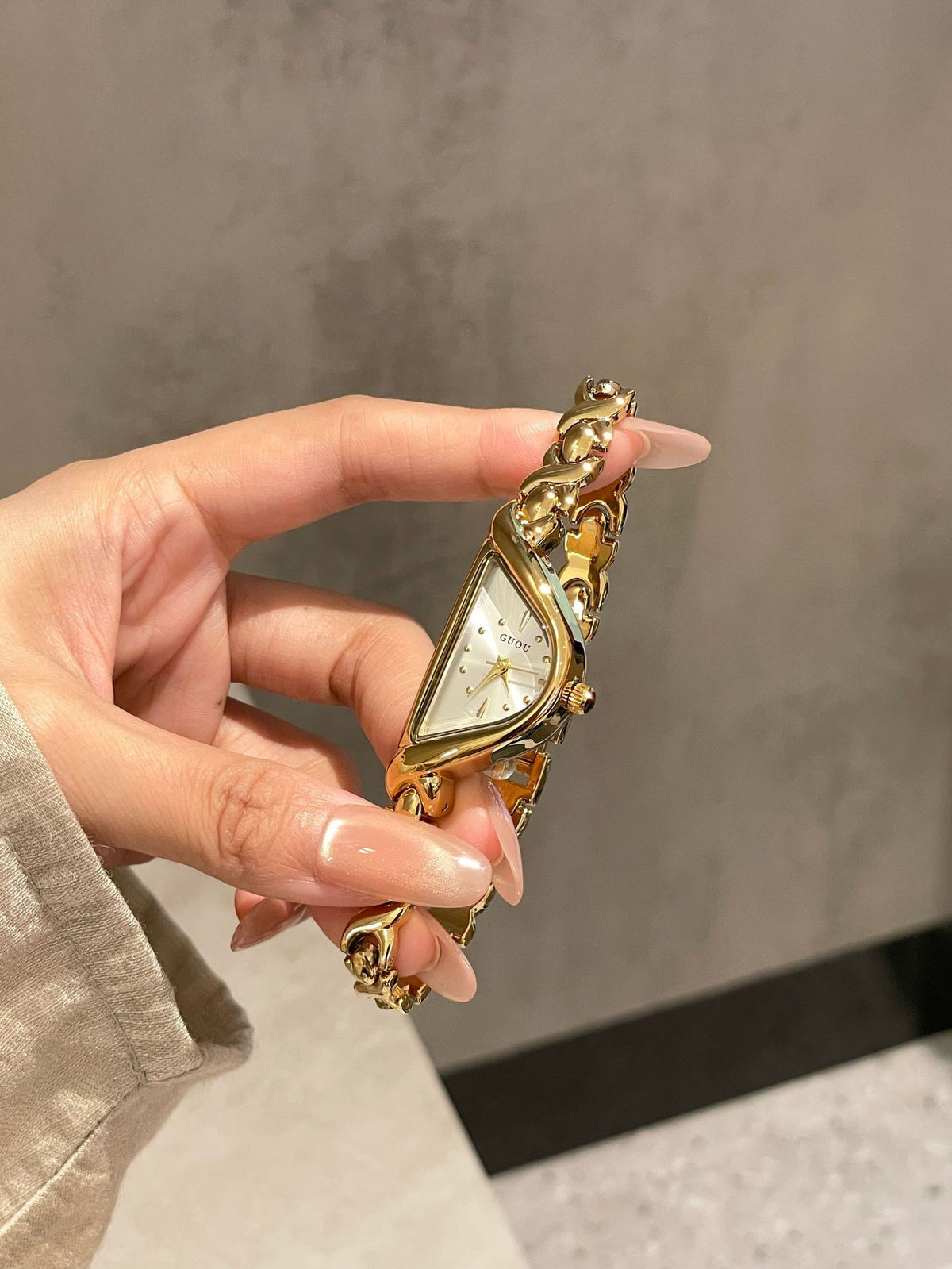 GESMART Women's Retro Black Gold Alien Shape Bracelet Quartz Watch Luxury Style Water Resistant