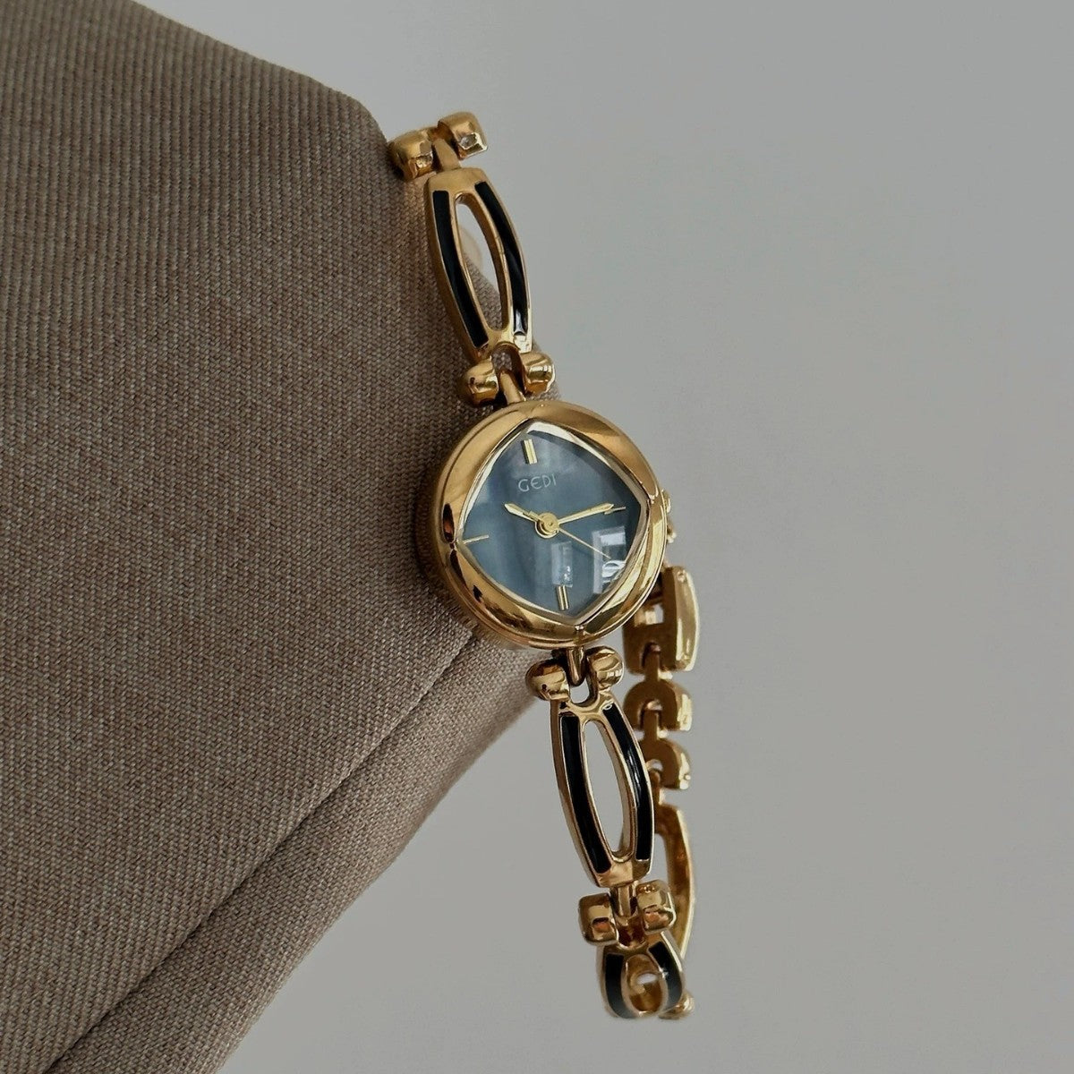 Women's Rhombus Mother-of-Pearl Vintage Bracelet Quartz Watch