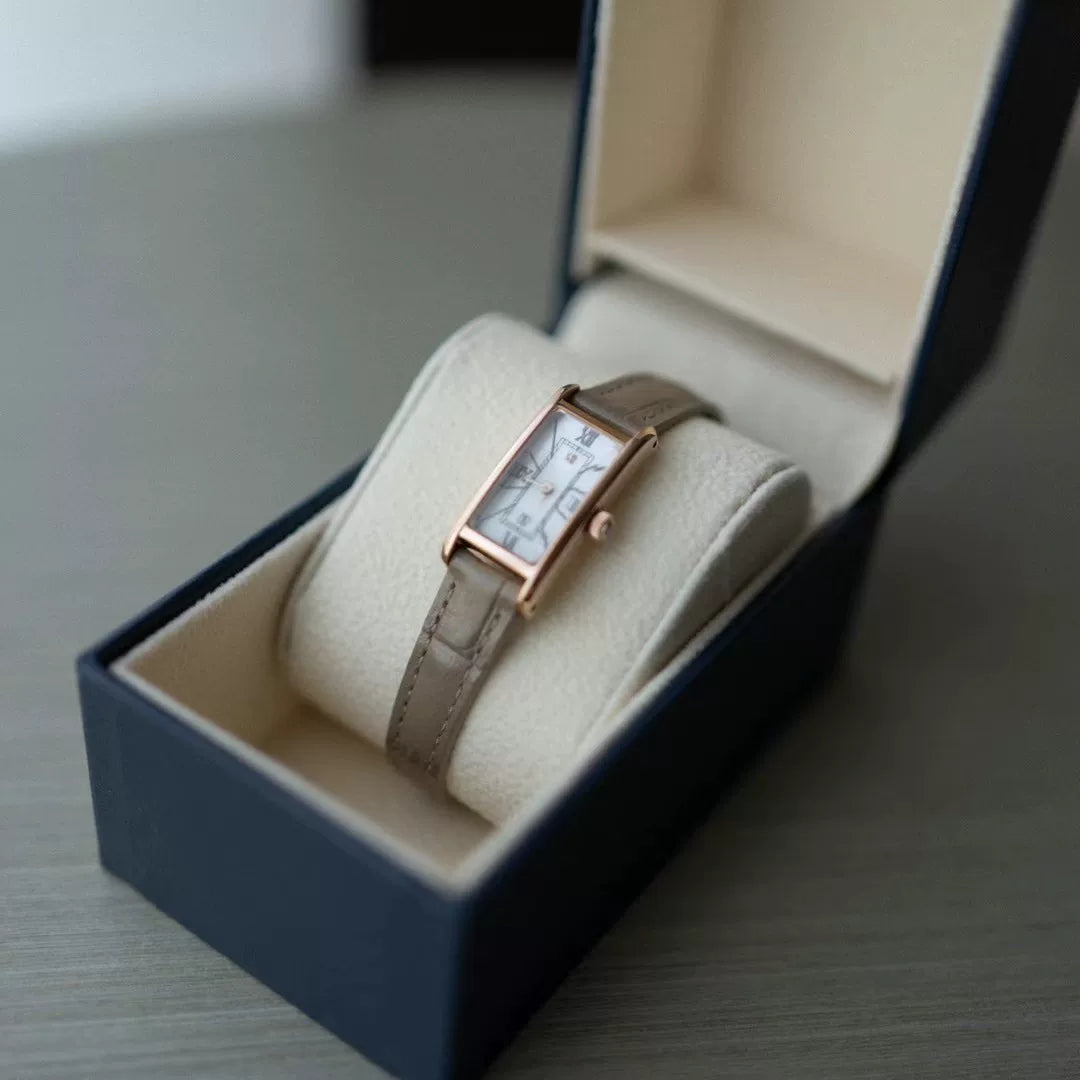 VA Vendome Aoyama Ladies Watch Mother of Pearl Dial Leather Strap Japan Vintage