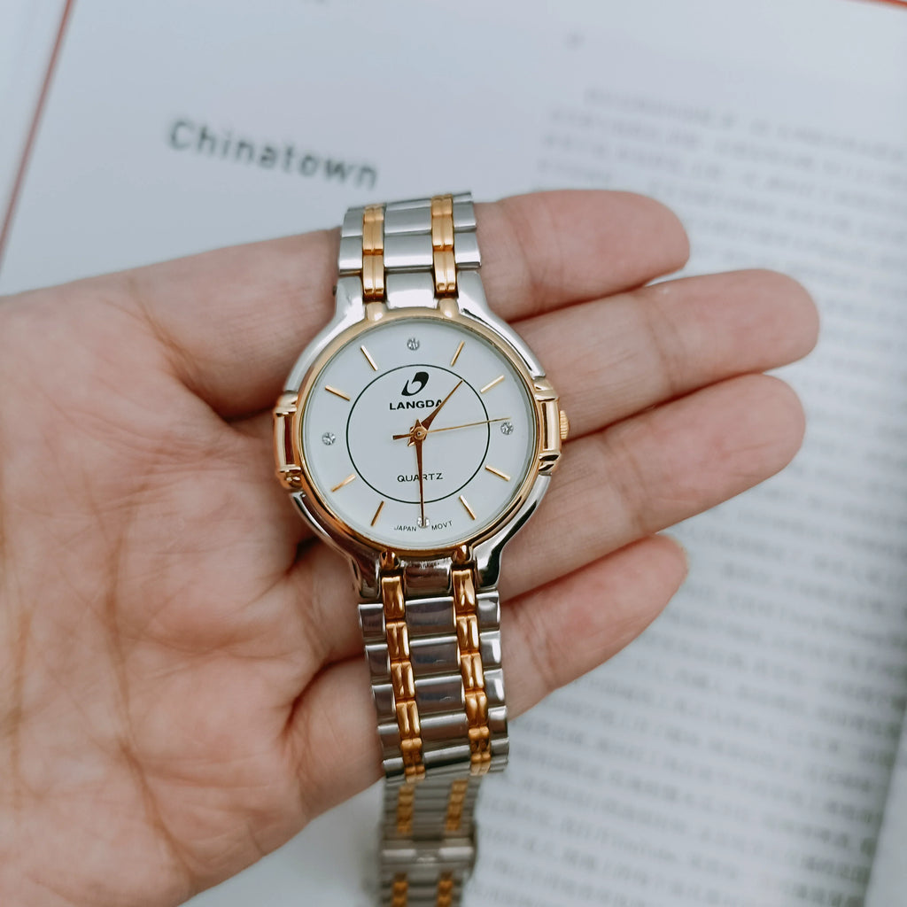 Reloj de cuarzo vintage unisex con brazalete metálico bicolor y movimiento importado NOS