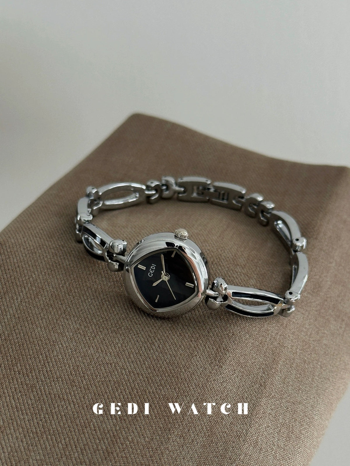 Women's Rhombus Mother-of-Pearl Vintage Bracelet Quartz Watch