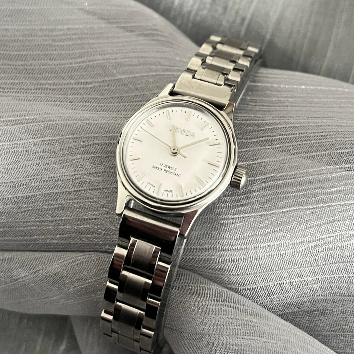 LEISDA Ladies 5520 Manual Wind Mechanical Watch Small Minimalist Vintage