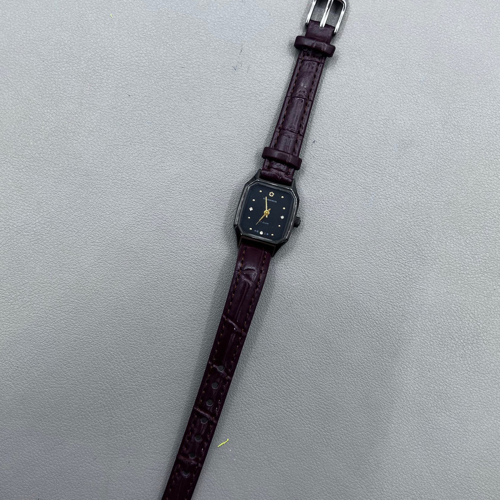 33mm Dandong golden dial manual watch with square case, 17 jewels, elegant mechanical timepiece by Dandong.